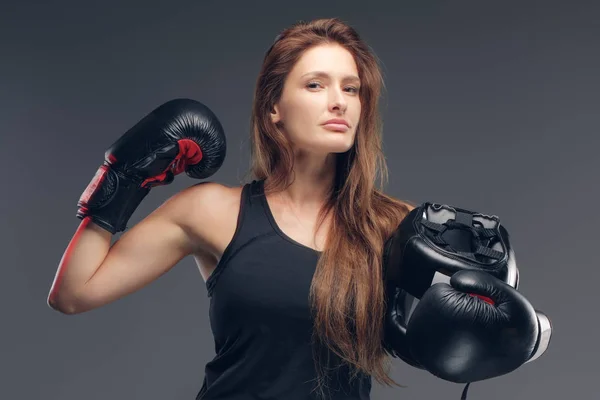 Portret van aantrekkelijke vrouw met Boxer handschoenen en helm — Stockfoto
