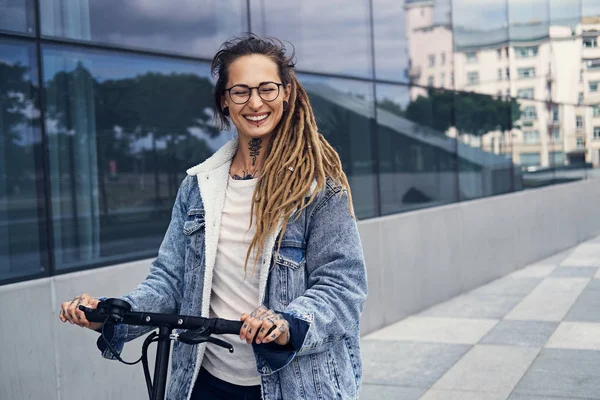 Retrato de jovem mulher estilizada com electro scooter — Fotografia de Stock