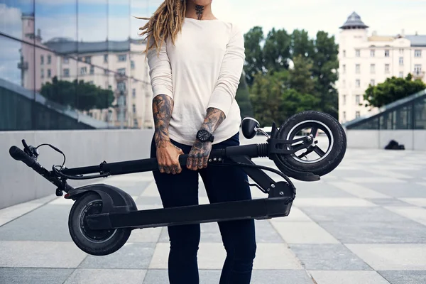 Портрет привабливої дівчини з електро скутером — стокове фото