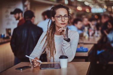 Dreadlocks ve skeç pedi ile genç yaratıcı kız Portresi