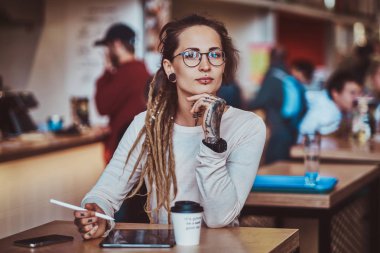 Dreadlocks ve skeç pedi ile genç yaratıcı kız Portresi