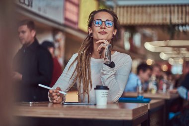 Dreadlocks ve skeç pedi ile genç yaratıcı kız Portresi
