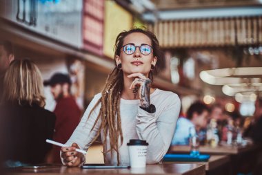 Dreadlocks ve skeç pedi ile genç yaratıcı kız Portresi