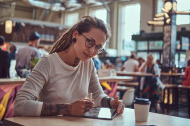Dreadlocks ve skeç pedi ile genç yaratıcı kız Portresi