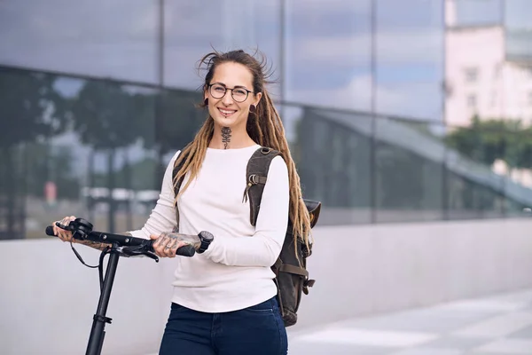 Retrato de jovem mulher estilizada com electro scooter — Fotografia de Stock