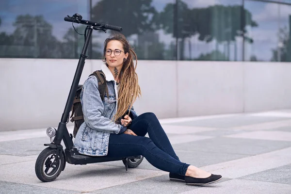 Portret młodej kobiecej stylistki z Electro Scooter — Zdjęcie stockowe