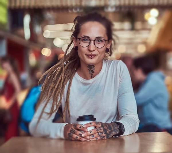 Portret van mooie jonge vrouw met kopje koffie — Stockfoto