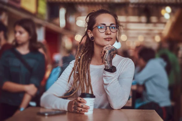 Csinos, fiatal nő portréja csésze kávéval — Stock Fotó