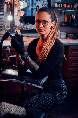 Elinde dövme makinesi ile çekici genç kadın Portresi