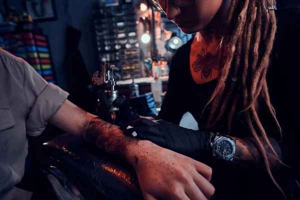 在黑暗的纹身工作室纹身的纹身过程. — 图库照片