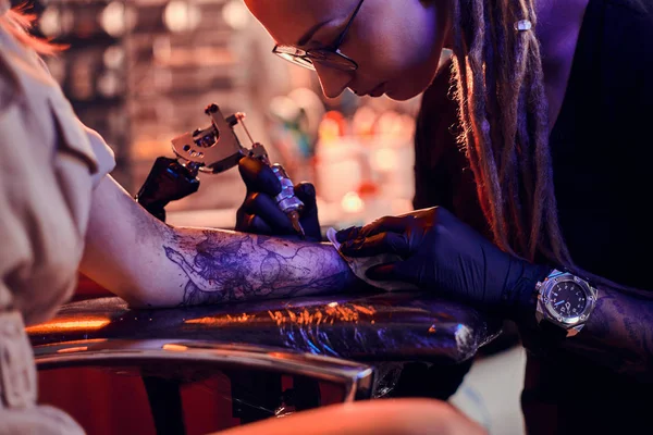 Processus de maquillage de tatouage au salon de tatouage confortable — Photo