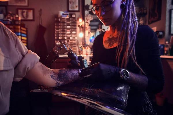 Processus de maquillage de tatouage au salon de tatouage confortable — Photo