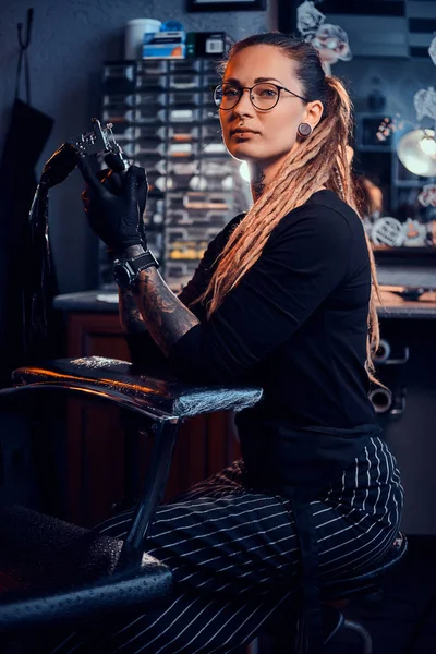 Elinde dövme makinesi ile çekici genç kadın Portresi — Stok fotoğraf