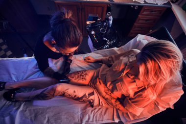 Dövme salonunda yeni dövme makining süreci