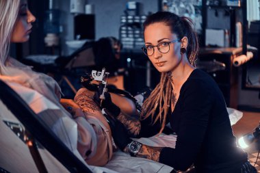 Dövme salonunda yeni dövme makining süreci