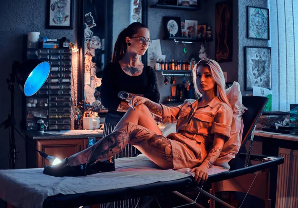 Dövme stüdyosunda iki güzel kız — Stok fotoğraf