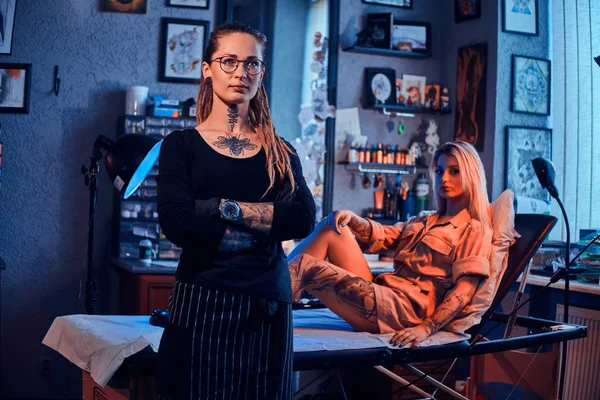 Dwie piękne dziewczyny w studiu tatuażu — Zdjęcie stockowe