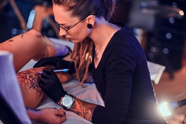 Proceso de hacer un nuevo tatuaje en el salón de tatuajes — Foto de Stock