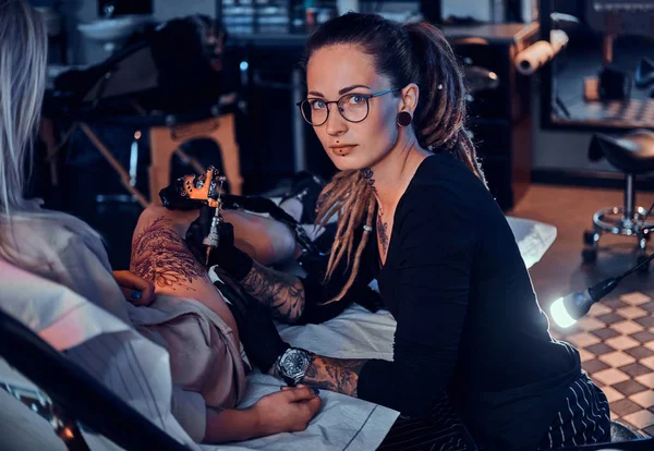 Processo de fazer nova tatuagem no salão de tatuagem — Fotografia de Stock