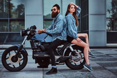 Motosikletli denim ceketli çiftin portresi