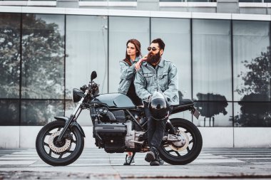 Motosikletli denim ceketli çiftin portresi