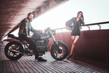 Motosiklet ile tünelde çift portre