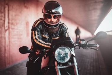 Tünelde sona eren adam ve motosikleti