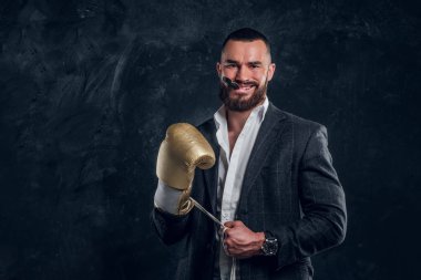 Boks eldivenyakışıklı sakallı adam portresi