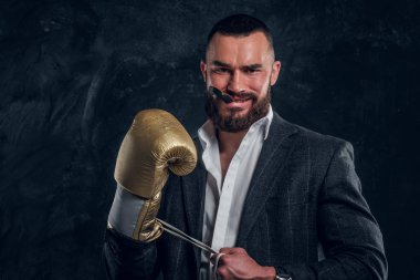 Boks eldivenyakışıklı sakallı adam portresi