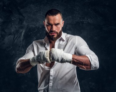 Boks eldivenleri ile arsız sakallı adam portresi