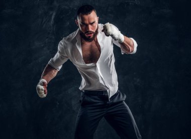 Boks eldivenyakışıklı sakallı adam portresi