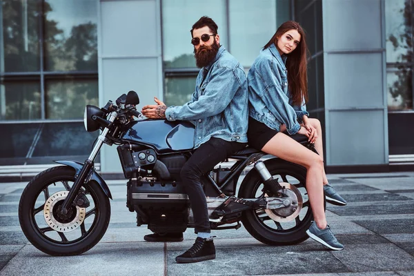 Retrato de pareja en chaquetas de mezclilla con moto —  Fotos de Stock