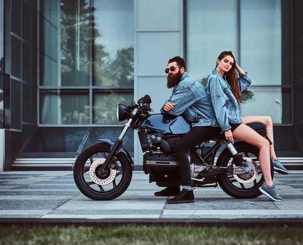 Retrato de pareja en chaquetas de mezclilla con moto —  Fotos de Stock