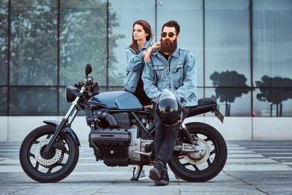 Портрет пары в джинсовых куртках с мотоциклом — стоковое фото