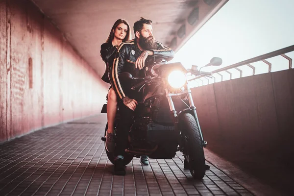 Retrato do casal no túnel com moto — Fotografia de Stock