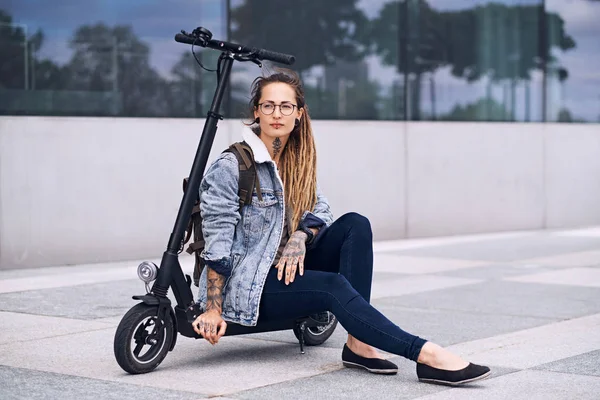 Portret młodej kobiecej stylistki z Electro Scooter — Zdjęcie stockowe