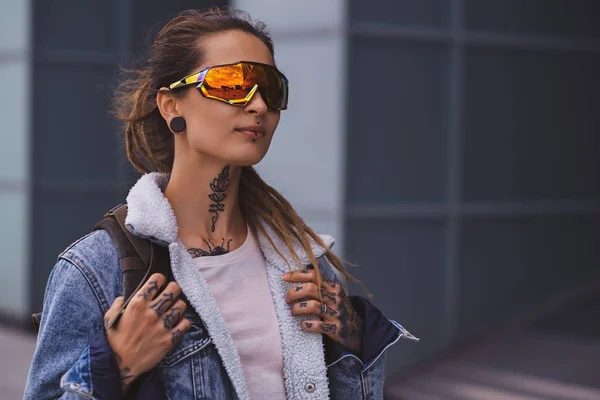 Portret van neo punk styilish meisje in interessante glazen — Stockfoto