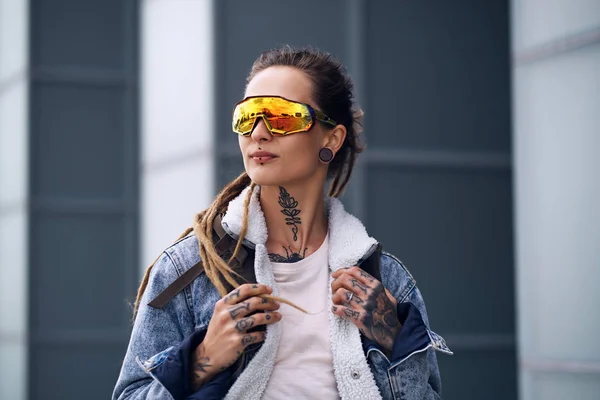 Porträtt av Neo punk styilish flicka i intressanta glasögon — Stockfoto
