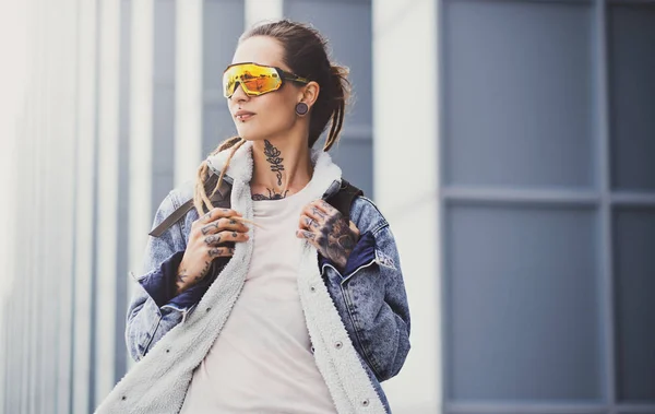 Portret van neo punk styilish meisje in interessante glazen — Stockfoto