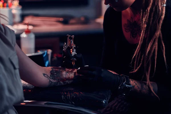 Process of tattoo makining at dark tattoo studio. — Stock Photo, Image