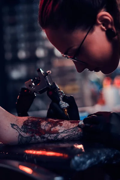 Process of tattoo makining at dark tattoo studio. — Stock Photo, Image