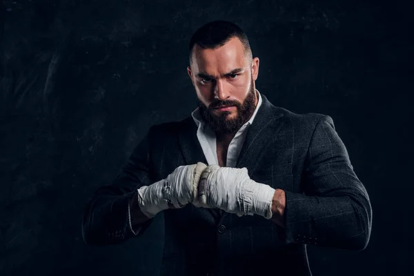 Retrato de homem barbudo bonito em luvas de boxe — Fotografia de Stock