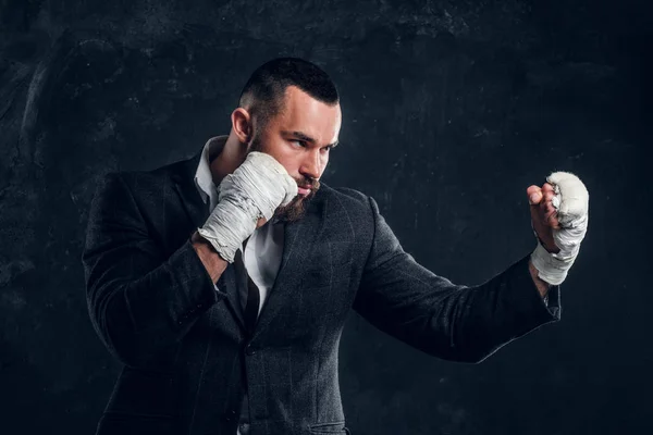 Retrato de hombre barbudo guapo en guantes de boxeo — Foto de Stock