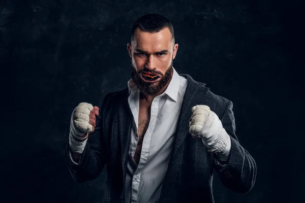 Porträtt av vacker skäggiga man i boxning handskar — Stockfoto
