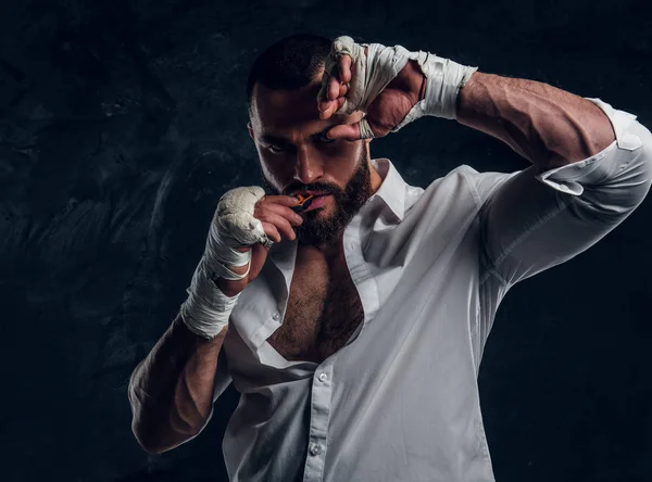 Portret van brutale bebaarde man met bokshandschoenen — Stockfoto