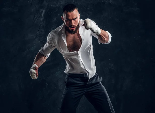 Retrato de hombre barbudo guapo en guantes de boxeo —  Fotos de Stock