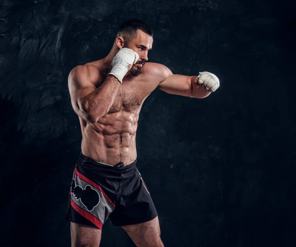Porträtt av muskulös Fighter med naken torso — Stockfoto