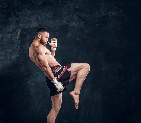 Porträtt av muskulös Fighter med naken torso — Stockfoto