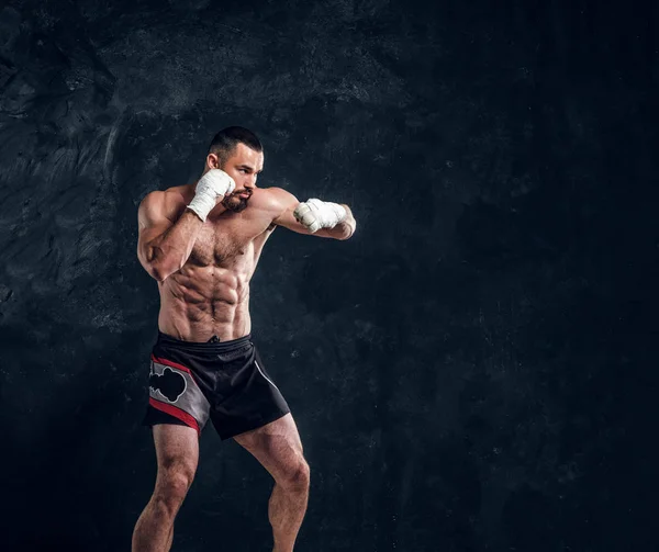 Портрет мускулистого бойца с обнаженным туловищем — стоковое фото