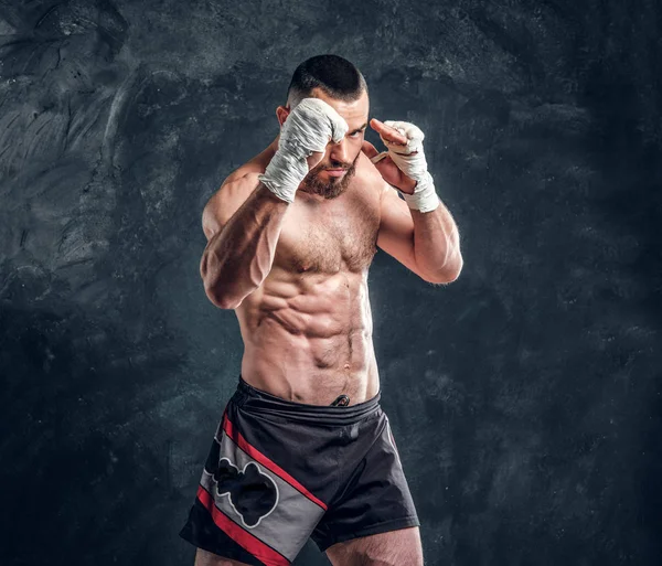 Retrato de lutador muscular com torso cortado — Fotografia de Stock